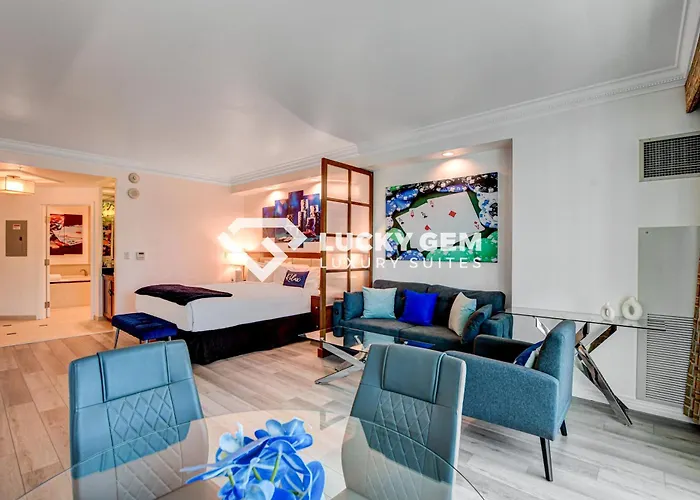 Lucky Gem Penthouse & Luxury Suites At Signature Resort, Balcony Strip View 2605