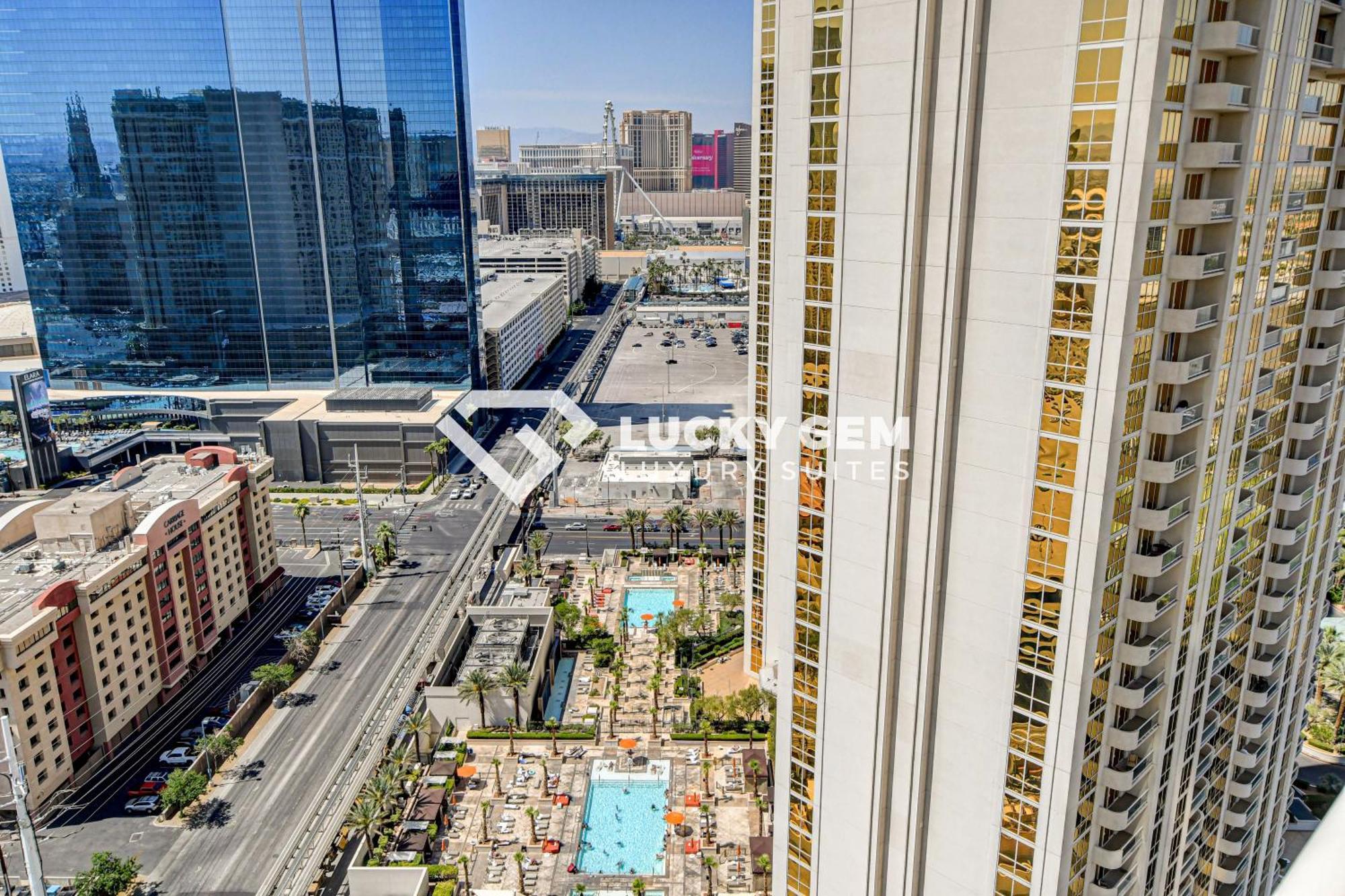Lucky Gem Penthouse & Luxury At Signature Resort, Balcony Strip View 2605 Hotel